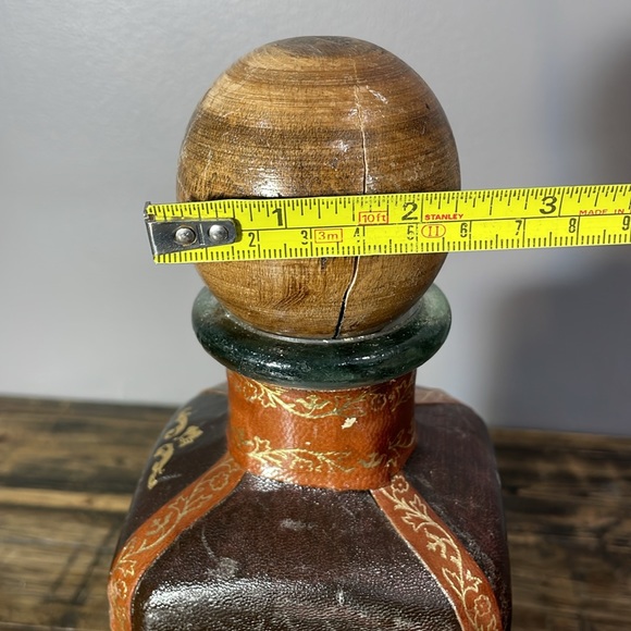 Made in Italy alcohol decanter leather wrapped.  Wooden top split. - Picture 17 of 17